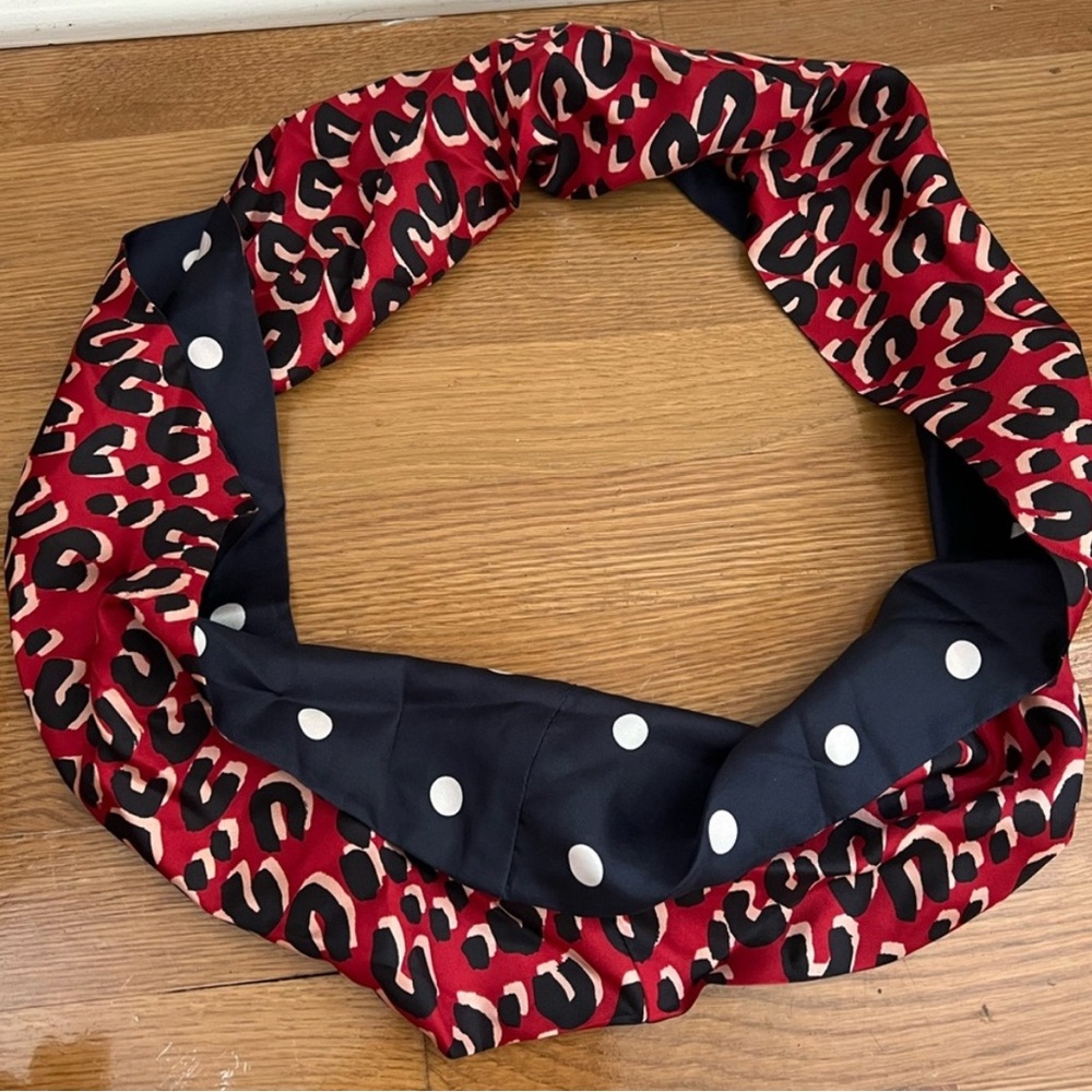 LOUIS VUITTON 
Silk Leopard Snood Scarf Red Rouge Blue Infini